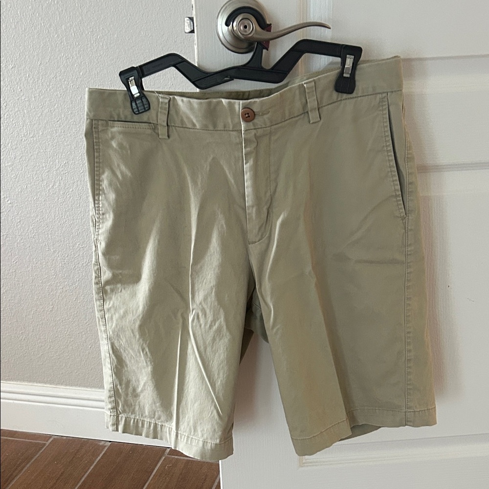 Like new men’s Tommy Bahama khaki shorts. Sz. 33 waist. Length 20”, inseam 10”.